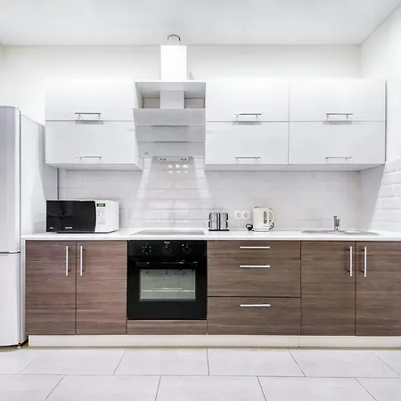 квартира в 2 мин от метро грушевка на пр-т дзержинского Apartment