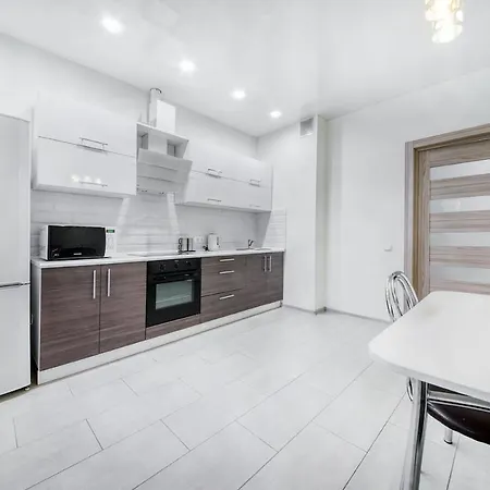 квартира в 2 мин от метро грушевка на пр-т дзержинского Apartment