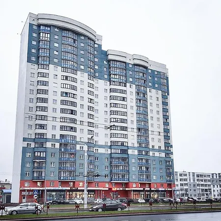 квартира в 2 мин от метро грушевка на пр-т дзержинского Apartment